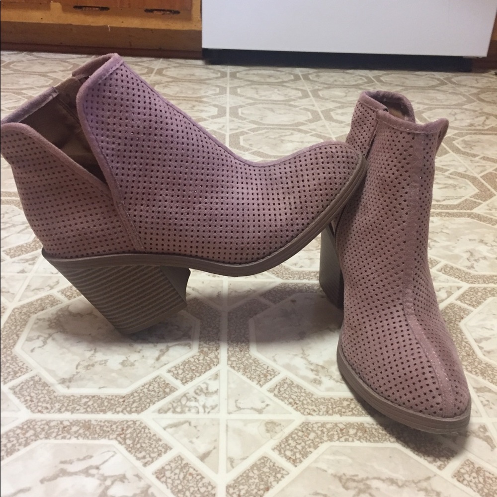 Suede mauve booties in EUC, size 8 💕💕